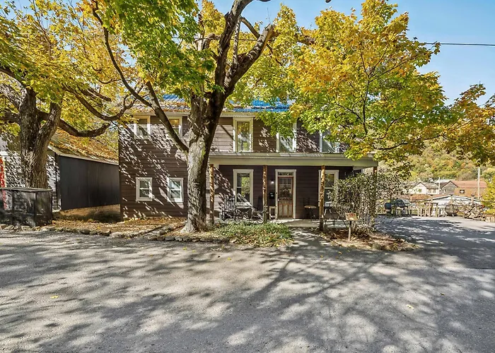 Historic William Smith House -- Pet Friendly, Grill, Wifi, Fire Pit, Deck, Family Friendly, Town Location, King Bed, Creekside Villa Berkeley Springs
