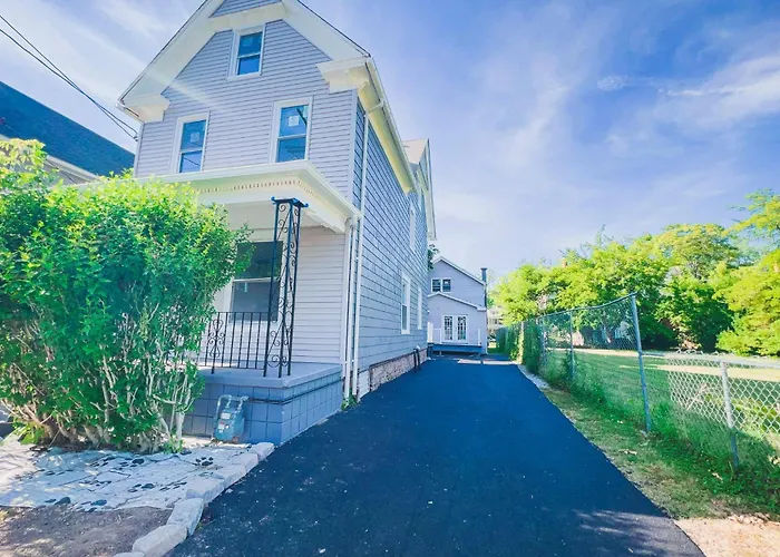 2 Homes, 1 Stay-7Br Niagara Falls Compound