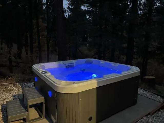 Snow Bunny Lodge - Perfect Big Bear Getaway! Deck With A New Hot Tub And Charcoal Barbecue! Big Bear Lake