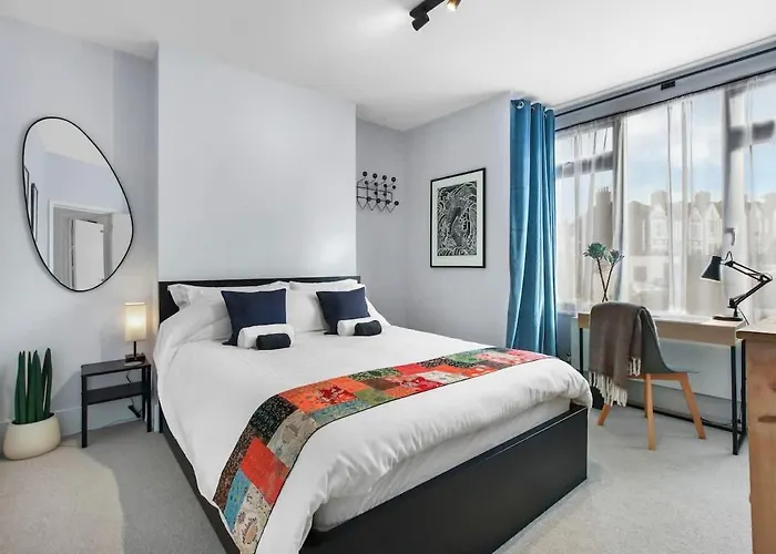 Modern Double Bedroom In City Apartment Room 1 London