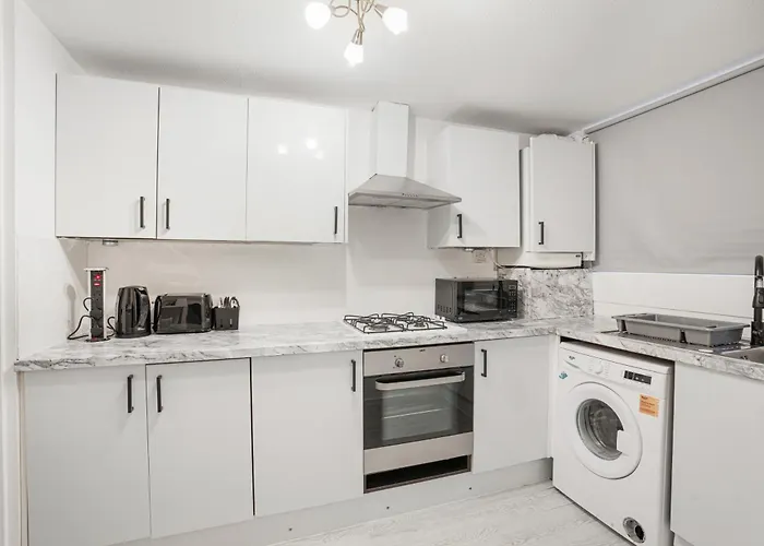 Luxury 3 Bedroom House In Woodgreen London