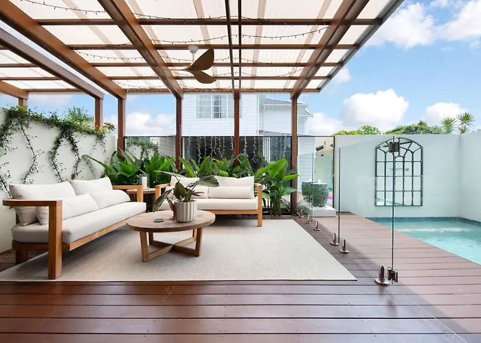 Luxury Tri-Level Duplex In Mermaid Beach - Coasthm Gold Coast