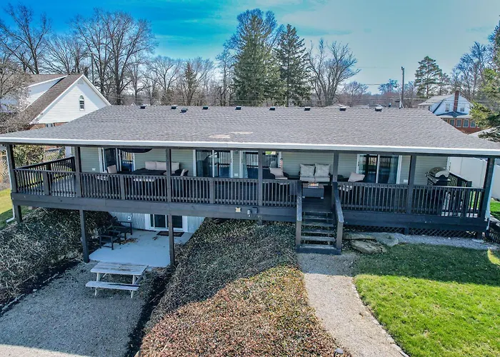 Lakefront 5 Bedroom Vacation Home - Sleeps 12! Vermilion