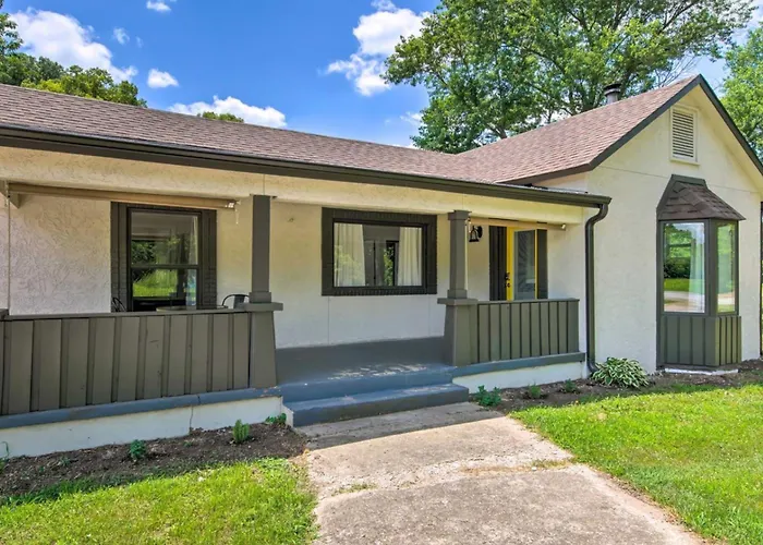 Whispering Trails Retreat Villa Bentonville