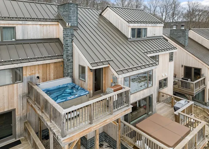 Trailside Village #4 - Slopeside 3Br With Hot Tub And Sauna, Ski In Ski Out On Great Eastern Trail Killington