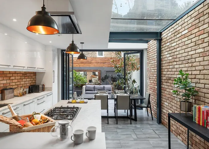 Central 4 Bedroom House With Garden In Battersea Close To Chelsea London
