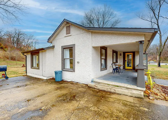 Whispering Trails Retreat Villa Bentonville