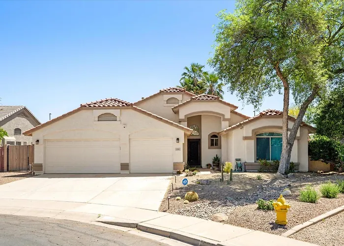 Cobblestone Corner Villa Gilbert