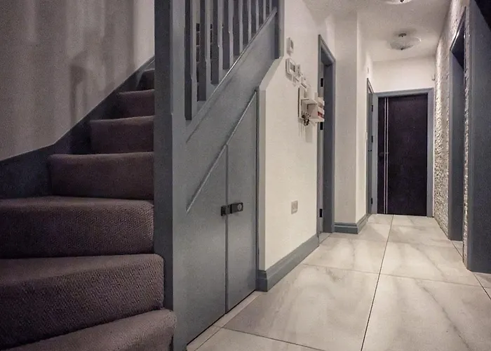 Beautiful 5 Bedroom Home Sleeps 12 People In Manchester