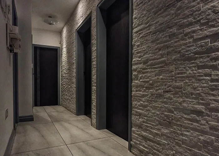 Beautiful 5 Bedroom Home Sleeps 12 People In Manchester