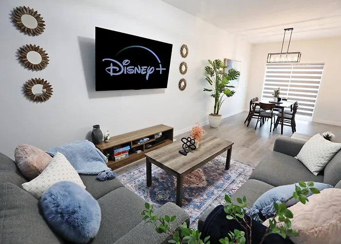 Beautiful Home With 4 King Beds,Airport,Disney+ Edmonton