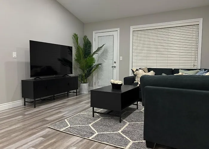 Executive Home In Windsor Close To The Airport