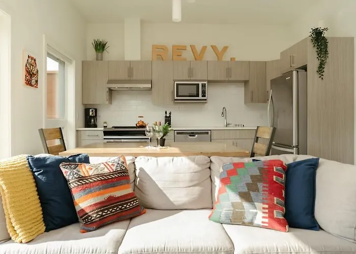 The Nest - Condo With Hot Tub & Bbq Revelstoke