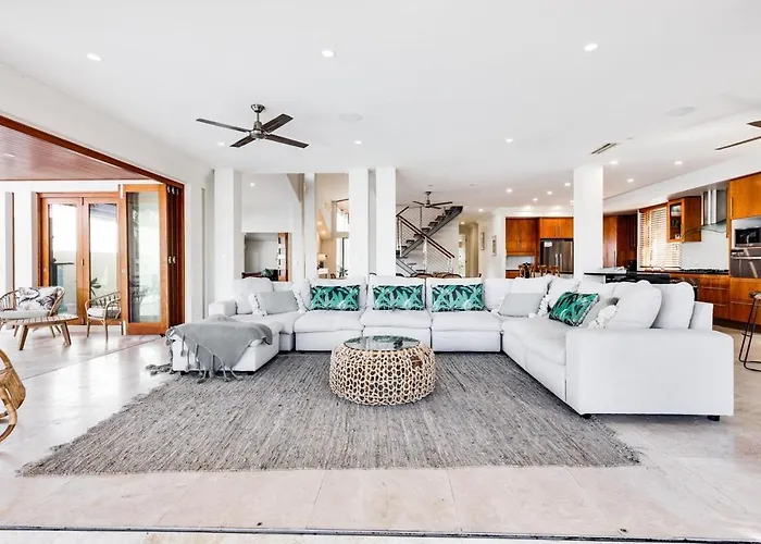 Luxurious, Tropical Haven, Mooloolaba- Moonda5 Villa