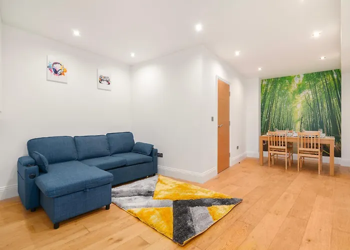 3-Bedroom House With 2 Living Rooms & Balcony Near Brick Lane, London