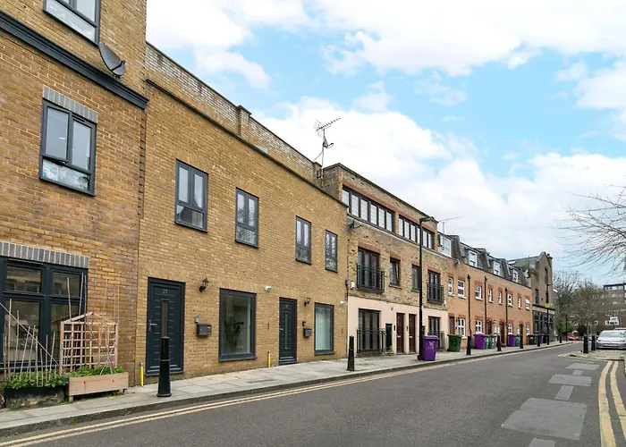 3-Bedroom House With 2 Living Rooms & Balcony Near Brick Lane, London