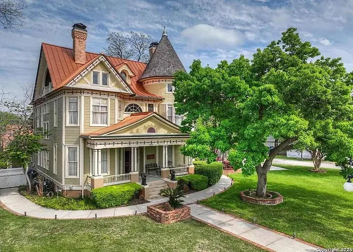 The Abbott House & Event Venue Villa Seguin