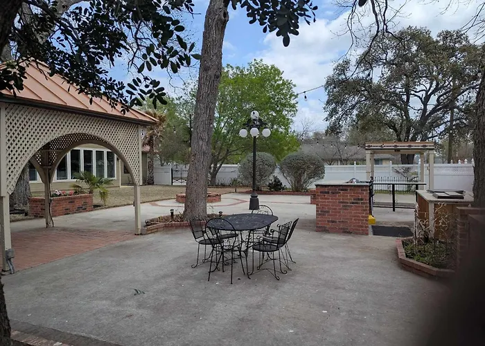 The Abbott House & Event Venue Villa Seguin
