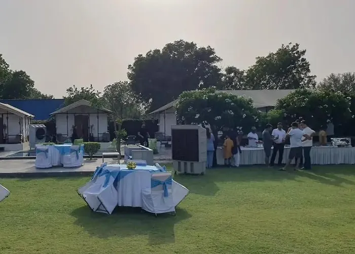 Luxury Farmhouse In Chhatarpur With Pool New Delhi