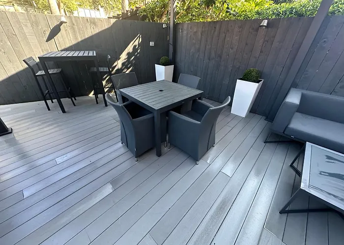 Sugar Reef: Modern Garden House with EV Charging near Whitby Beach