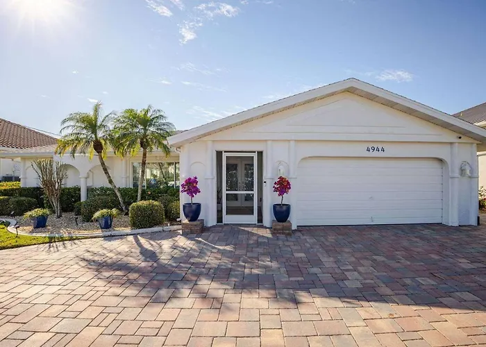 Waterfront Escape Luxurious Stay Cape Coral