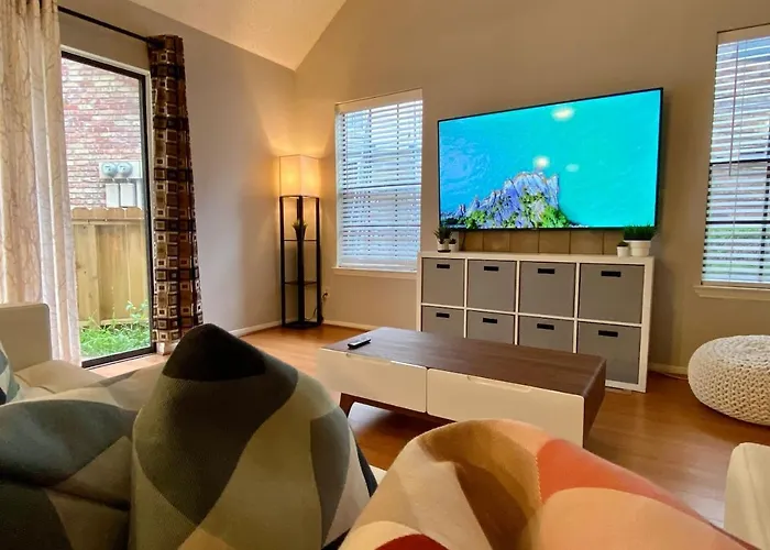 Midcentury Modern Longterm, Med Center Pool Wd Villa Houston