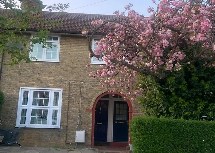 Charming 3Bd Home In West London