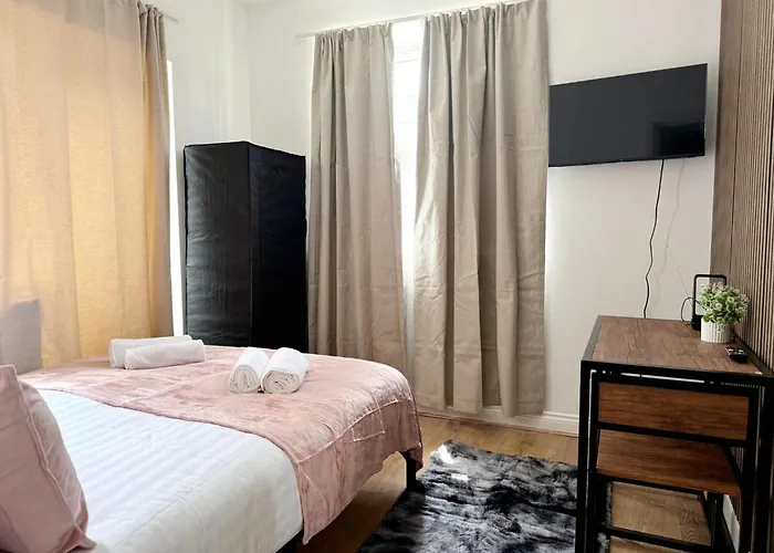 Bd-Stylish Double Bed In Wembley Villa London