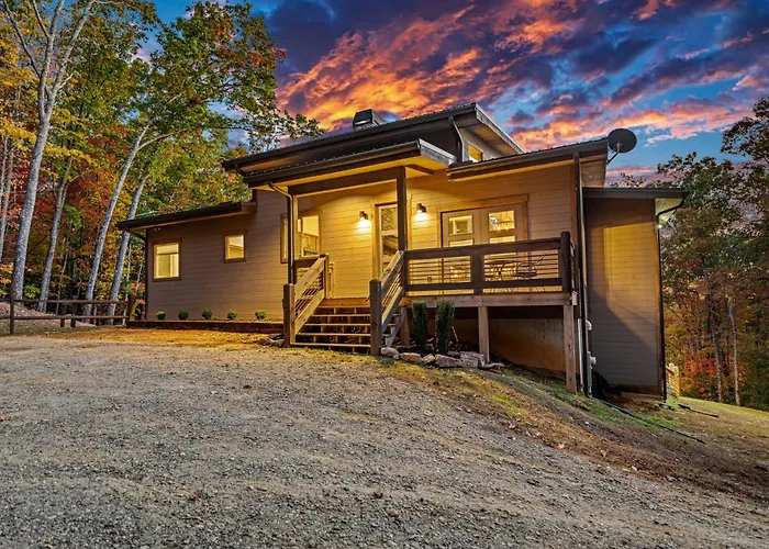 Honeysuckle Chalet - Luxe Mountain Chalet - Hot Tub, Wi-Fi, Pool Table, Party Deck, Fire Pit - 15 Mins To Blue Ridge! Morganton