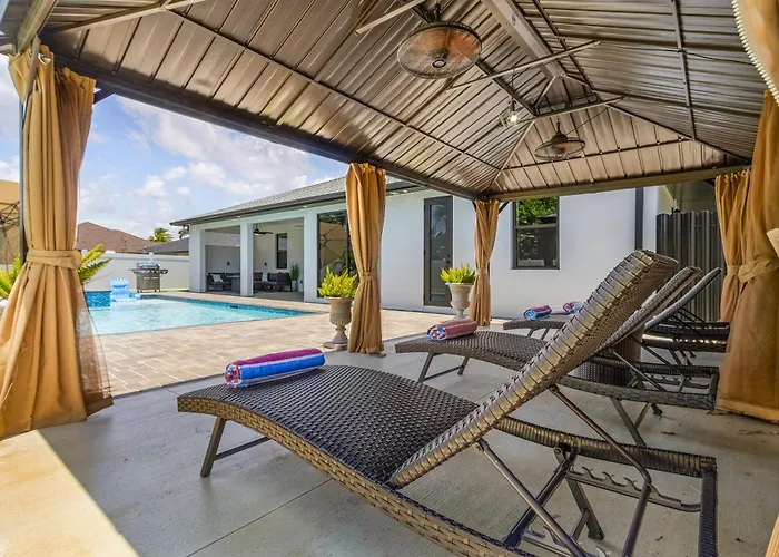 Perfect Sunsets, Heated Pool & Spa, Private Cabana - Pearlstone Retreat - Roelens Cape Coral