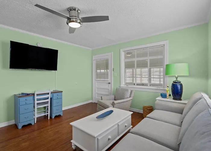 The Enchanted Mermaid. Pf Upper Duplex And 2 Blocks To The Sea Carolina Beach