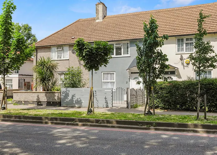 Comfy Stylish Home With Hot Tub Near Tottenham Hotspurs Stadium London