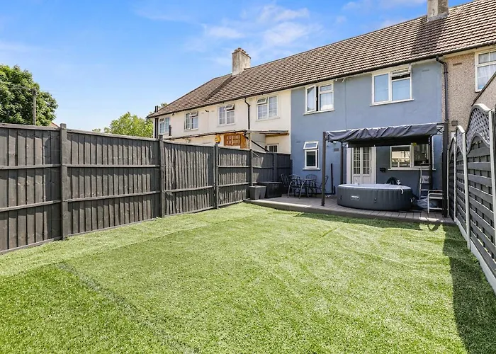 Comfy Stylish Home With Hot Tub Near Tottenham Hotspurs Stadium London
