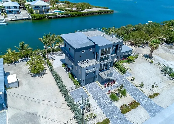 Off The Hook - Luxury Waterfront Pool Home, Kayaks & Bikes, 30' Dock Marathon