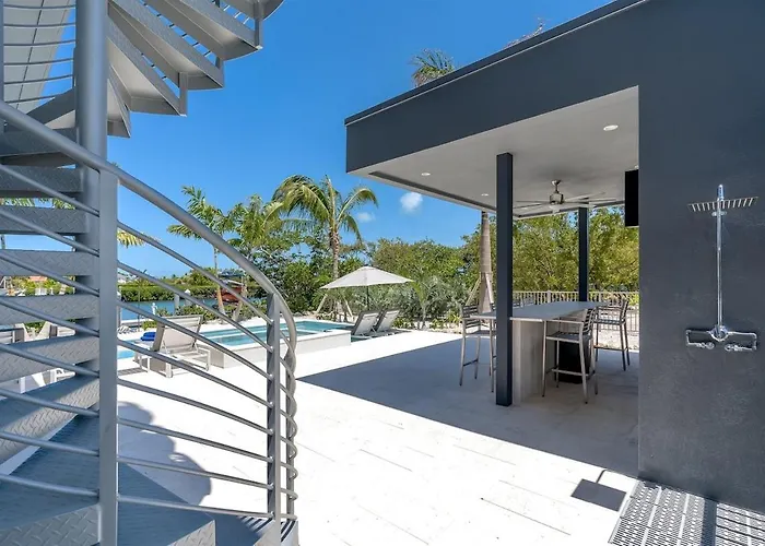 Off The Hook - Luxury Waterfront Pool Home, Kayaks & Bikes, 30' Dock Marathon
