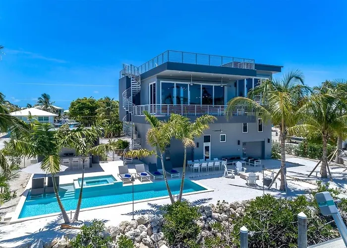 Off The Hook - Luxury Waterfront Pool Home, Kayaks & Bikes, 30' Dock Marathon