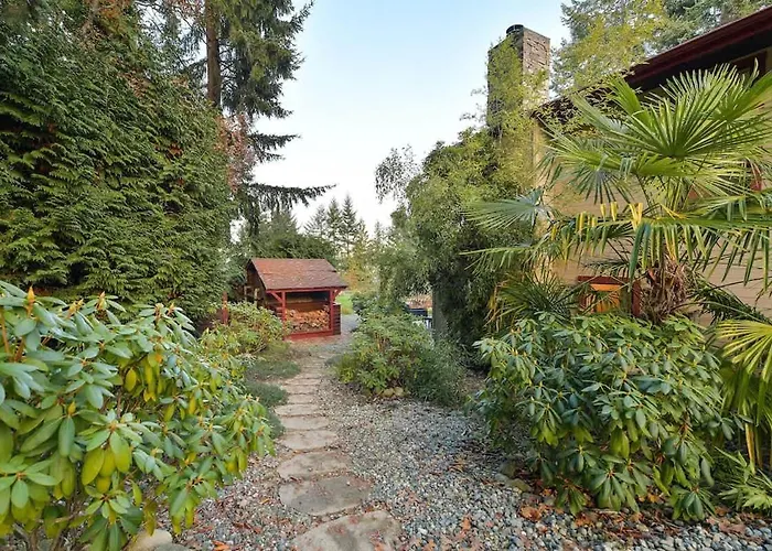Dolphin House By Emr Vacation Rentals Nanoose Bay