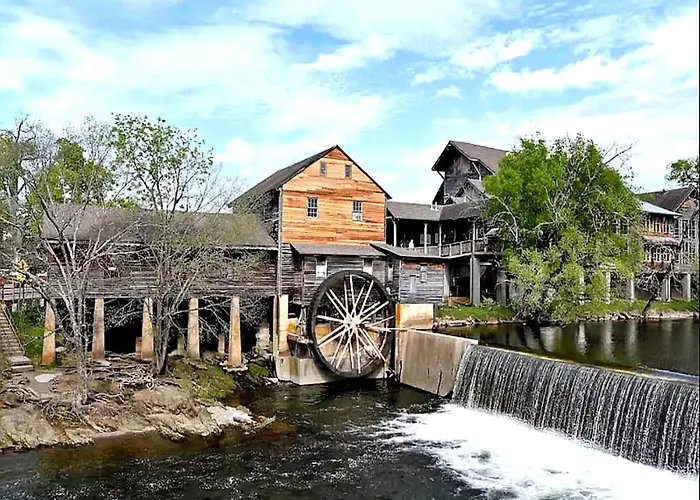 The Mighty Crabapple Manor By Stony Brook Cabins Gatlinburg
