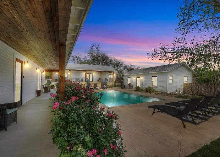 Schubert Inn Cottage - Pool - Walk To Main St Fredericksburg