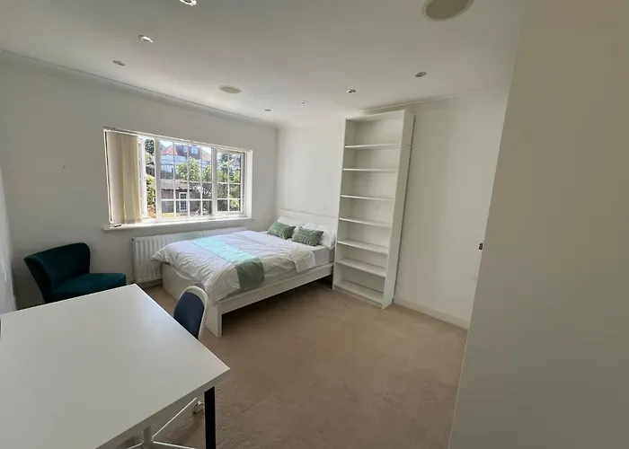 4 To 5 Bedroom Beautiful Holiday Home London Sleeps 9-Central Links