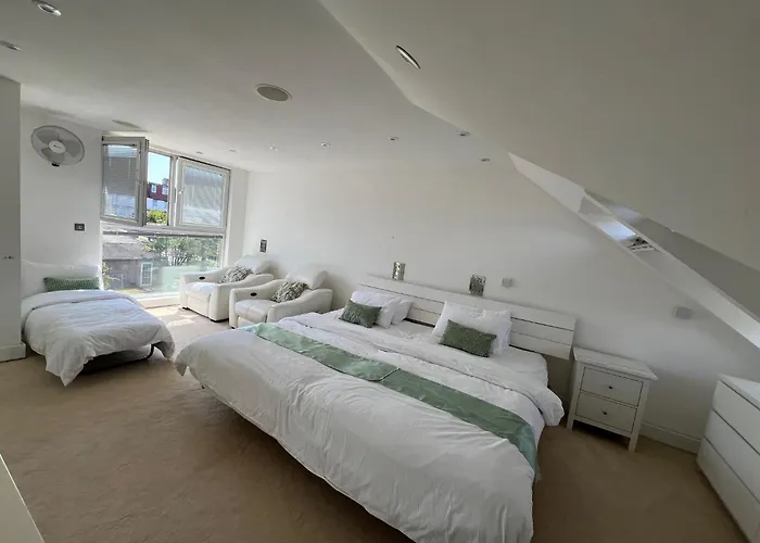 4 To 5 Bedroom Beautiful Holiday Home London Sleeps 9-Central Links
