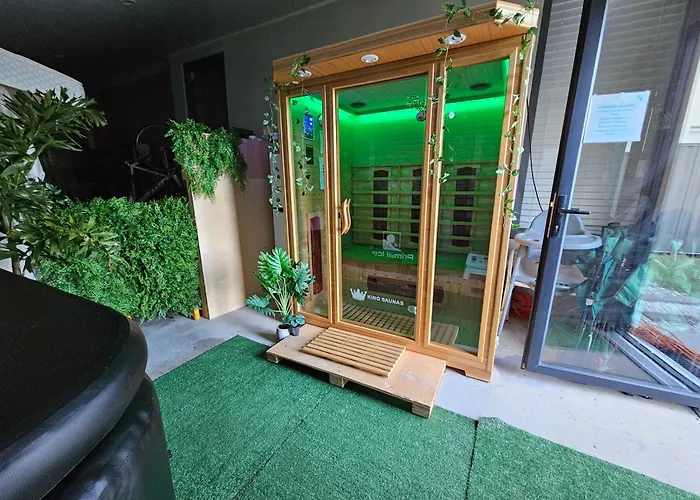 Mooloolaba Canal Home - Modern 4Bedroom With Spa, Sauna And Private Pontoon - New Proprietor 2024