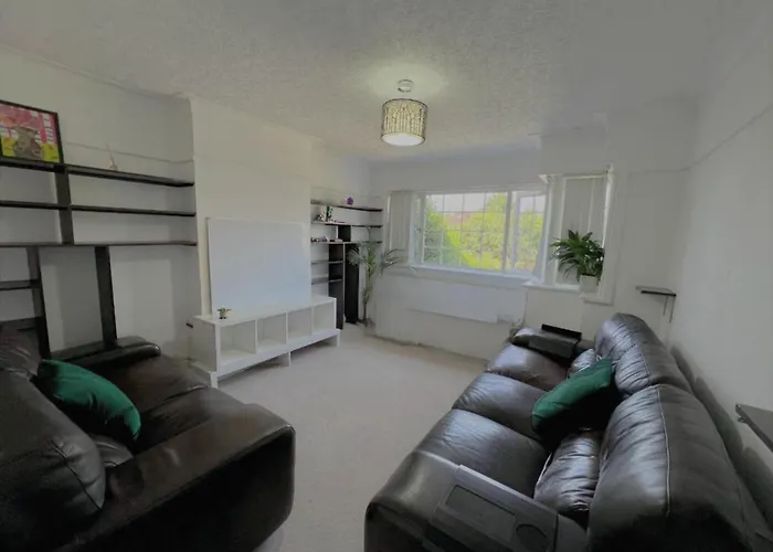 4 To 5 Bedroom Beautiful Holiday Home London Sleeps 9-Central Links