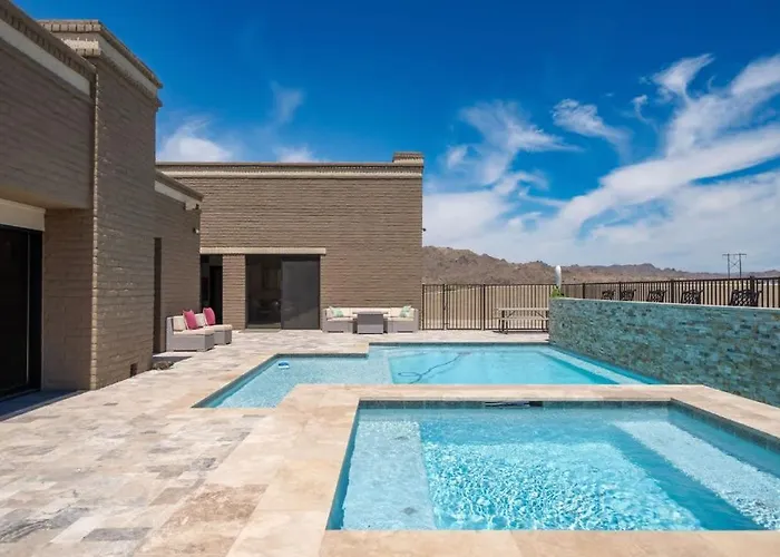 Eagles Lair, Poolside Luxury! Villa Parker
