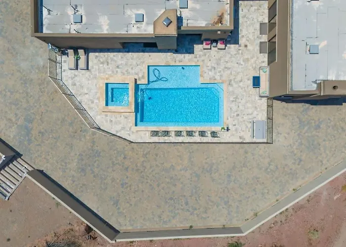 Eagles Lair, Poolside Luxury! Villa Parker
