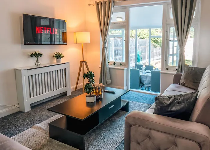 Family 4-Bed Wembley Stadium Home - Parking & Long Stays London
