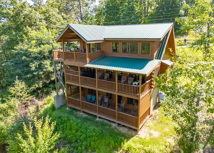 Gray Wolf Den Villa Sevierville