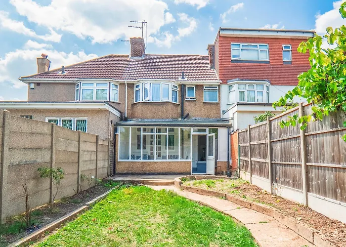 Family 4-Bed Wembley Stadium Home - Parking & Long Stays London