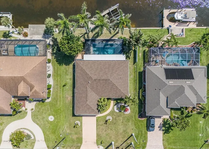 Heated Pool, Gulf Access And Private Dock - Villa Breezy Palms - Roelens Cape Coral