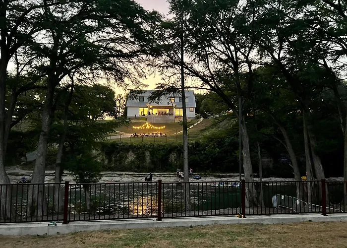 Cl 270 The White House On The Horseshoe Canyon Lake